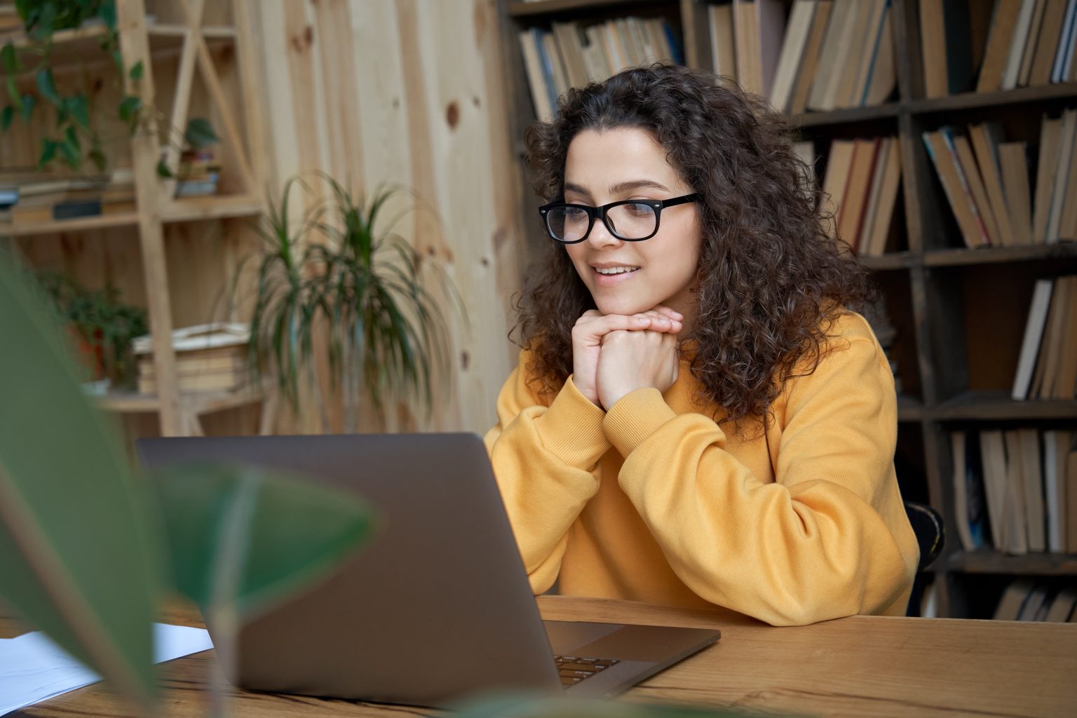 Alumna en una clase de español a estudiantes en un aula